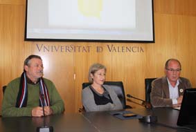 From left to right: Josep Chaqués (first president of Escola Valenciana); Isabel Vázquez, Vice-principal for Studies and Language Policy, and Vicent Moreno, president of Escola Valenciana.